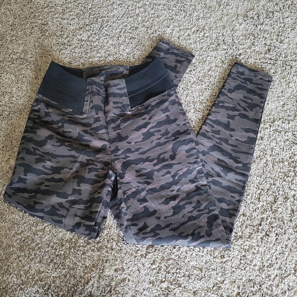 Vera Wang High Waist Pull On Camo Pant. Mediuim